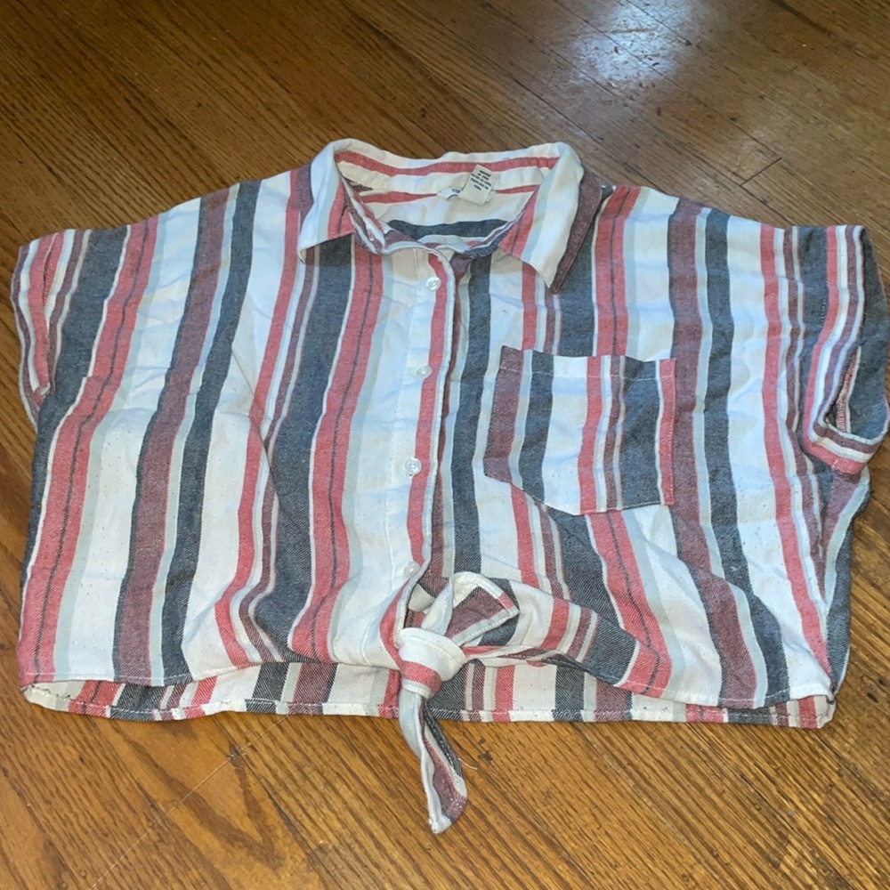 Cropped button up short sleeve top